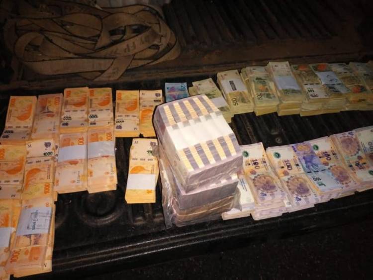 SAN LUIS: SE SECUESTRAN ARMAS DE FUEGO Y ELEVADA SUMA DE DINERO EN EFECTIVO, SE INVESTIGA SU PROCEDENCIA Y ORIGEN