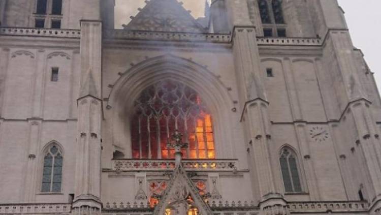 FRANCIA: SE INCENDIÓ LA CATEDRAL GÓTICA DE NANTES