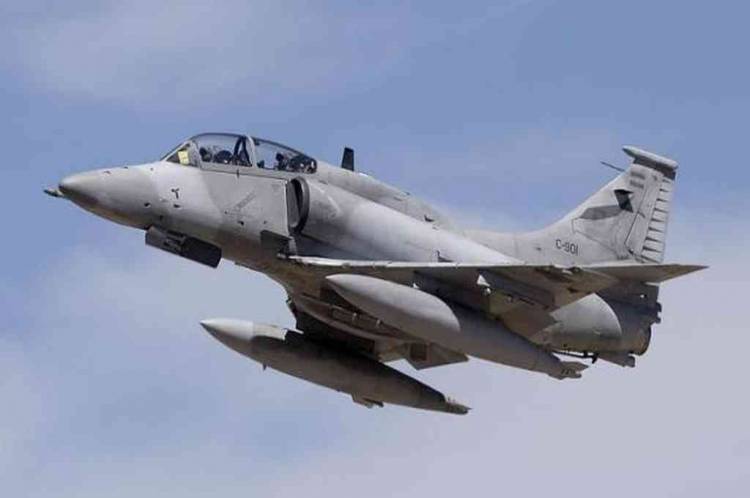 UN PILOTO DE LA V BRIGADA AÉREA MURIÓ TRAS EYECTARSE DE UN AVIÓN A-4AR QUE SE ESTRELLÓ EN VILLA VALERIA