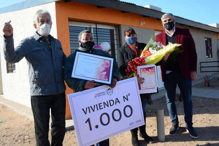 EN ÉPOCA DE PANDEMIA, EL GOBERNADOR DE LA PROVINCIA DE SAN LUIS ENTREGÓ LA VIVIENDA 1.000 DEL AÑO