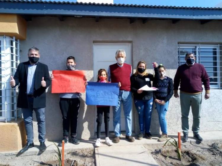 UN MARTES INOLVIDABLE PARA VEINTE FAMILIAS DE LA TOMA, EN UN CLIMA DE PURA EMOCIÓN RECIBIERON SU VIVIENDA