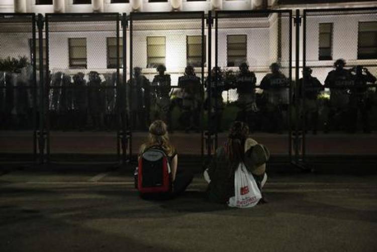 EE.UU.: DOS MUERTOS Y UN HERIDOS EN WISCOSIN EN EL TERCER DÍA DE PROTESTAS CONTRA LA POLICÍA