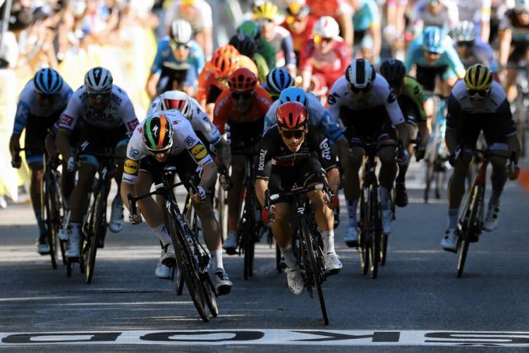 EN UN IMPRESIONANTE SPRINT FINAL CALEB EWAN GANA LA TERCERA ETAPA,  ALAPHILIPPE MANTIENE EL LIDERAZGO DEL TOUR DE FRANCIA