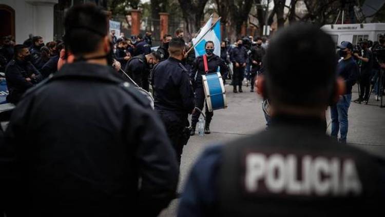 ANTE LA PROTESTA POLICIAL EN OLIVOS, ALBERTO FERNÁNDEZ MANIFESTÓ QUE NO TODO ESTÁ PERMITIDO A LA HORA DE RECLAMAR