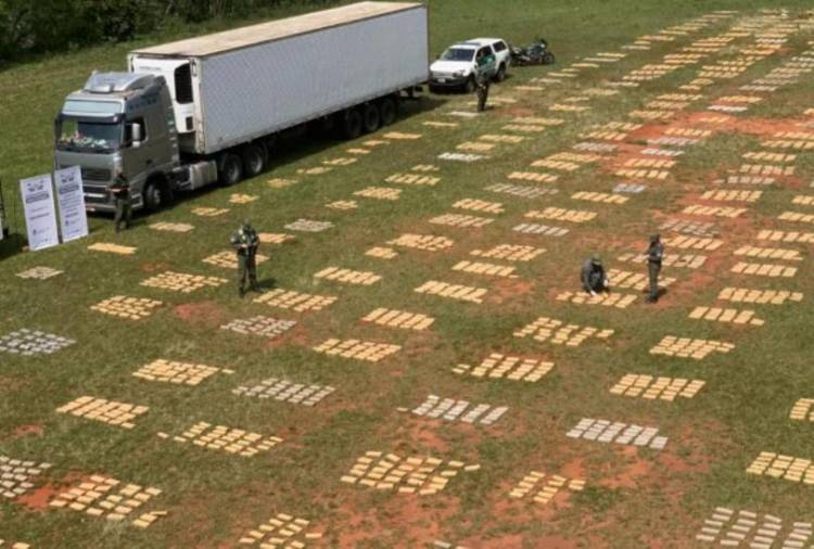 EN MISIONES SECUESTRAN MÁS DE 9 TONELADAS DE MARIHUANA EN UN CAMIÓN QUE LLEVABA POLLOS