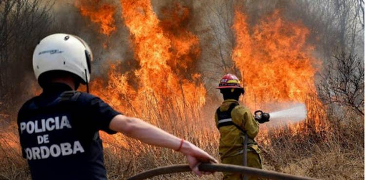 INCENDIOS FORESTALES EN CÓRDOBA: EL FUERTE VIENTO COMPLICA LA LUCHA CONTRA EL FUEGO, SIGUEN ACTIVOS TRES FOCOS
