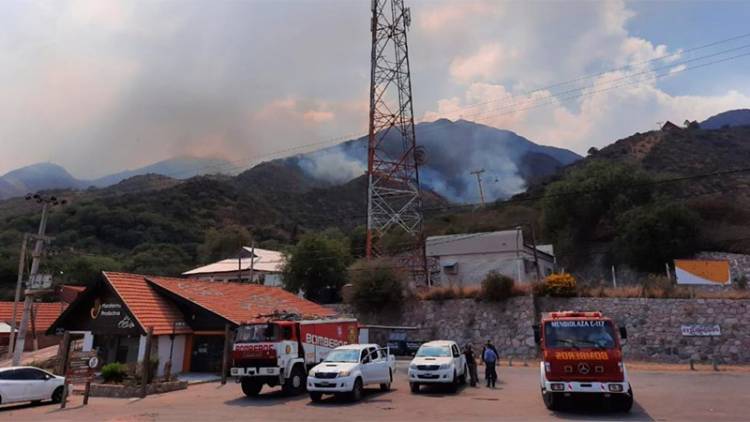 INCENDIOS FORESTALES EN CÓRDOBA: EL FUEGO AVANZA SOBRE LA AEROSILLA DE LOS COCOS