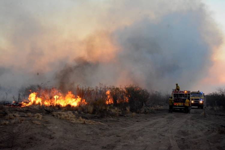 SAN LUIS: CONTROLARON CUATRO INCENDIOS Y AÚN COMBATEN EL DE LAS SIERRAS CENTRALES