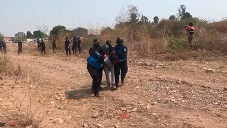 EN JUJUY DESALOJARON CON VIOLENCIA UNA TOMA DE TIERRAS EN UN PREDIO DE DOS HECTÁREAS Y DETUVIERON A UNA FUNCIONARIA