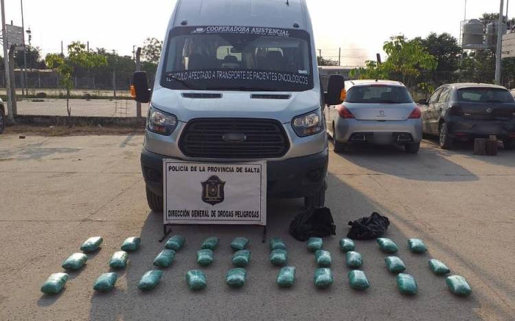 EN SALTA INCAUTARON 30 KILOS DE HOJAS DE COCA EN UN VEHÍCULO MUNICIPAL