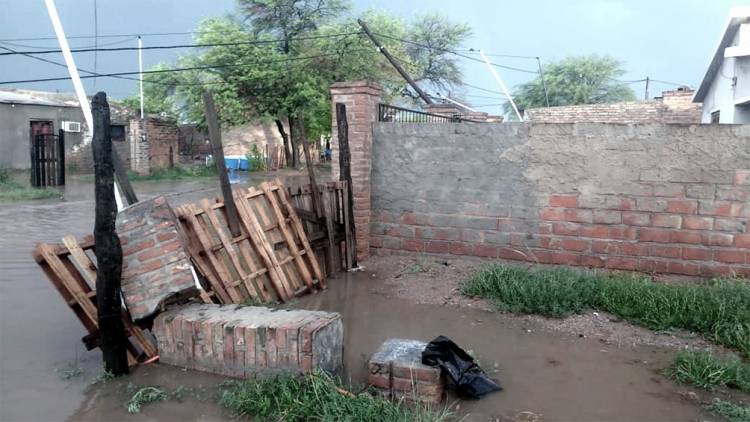 FUERTE TEMPORAL EN EL INTERIOR SANTIAGUEÑO PROVOCÓ GRAVES DESTROZOS Y FAMILIAS AFECTADAS