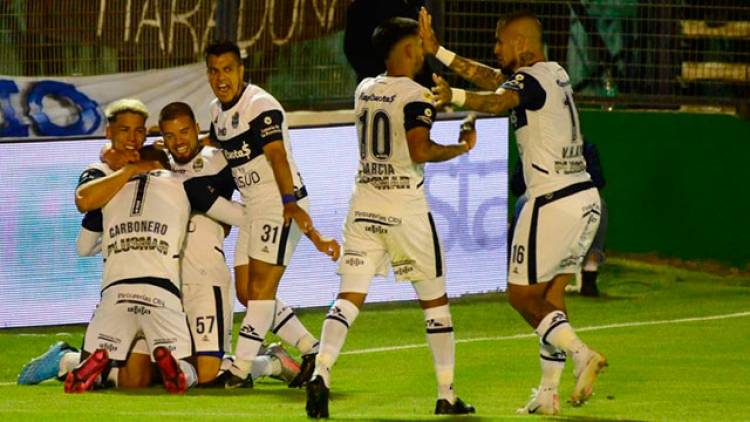 GIMNASIA GOLEÓ 3-0 A PATRONATO EN LA PLATA, UN REGALO PARA MARADONA EN SU CUMPLEAÑOS