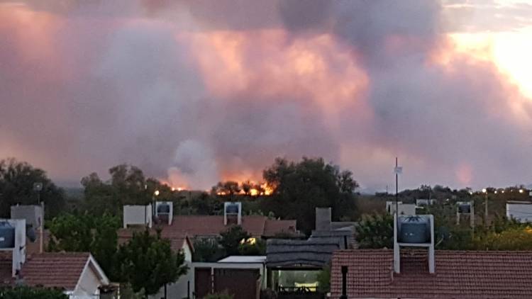 INCENDIOS EN SAN LUIS: BOMBEROS Y BRIGADISTAS COMBATEN EL FUEGO EN MERLO Y HAY OTROS CUATRO FRENTES EN EL NORTE PROVINCIAL