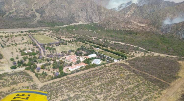 INCENDIOS EN SAN LUIS: CONTINÚAN LAS LABORES DE BOMBEROS Y BRIGADISTAS EN MERLO Y LUJÁN