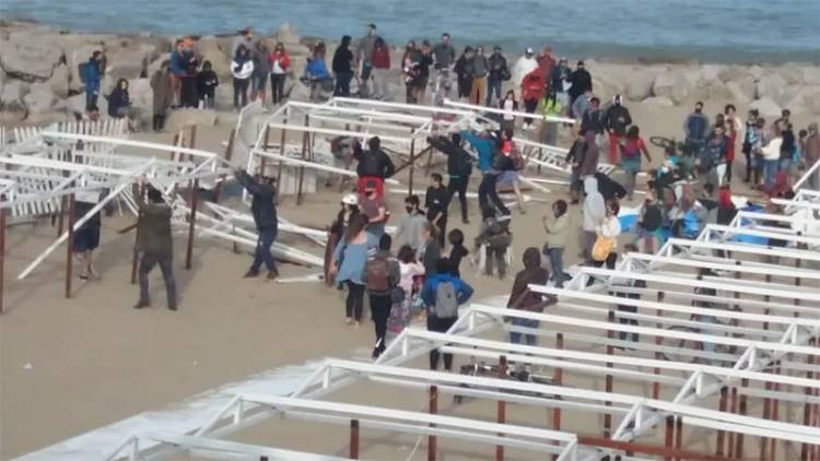 UNOS 250 MANIFESTANTES EN MAR DEL PLATA HUBO UNA VIOLENTA PROTESTA POR LA PLAYA PÚBLICA, DESTROZARON BALNEARIO