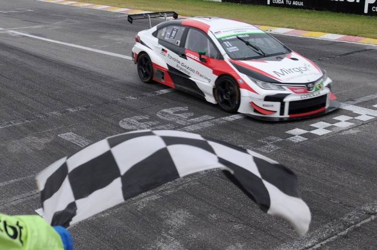 EL BRASILEÑO BARRICHELLO GANÓ LA CARRERA CLASIFICATORIA Y ENTRA EN LA HISTORIA DEL SÚPER TC2000, HOMENAJES A MARADONA EL GÁLVEZ