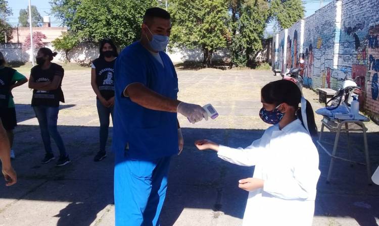 TUCUMÁN: EL MINISTERIO DE SALUD CONTROLA A LA COMUNIDAD ASISTENTE A LAS COLACIONES DE GRADO BUSCANDO PREVENIR EL CORONAVIRUS