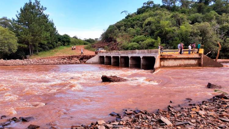FUERTES PRECIPITACIONES EN MISIONES: LAS LLUVIAS DESTRUYERON UN PUENTE Y NIÑA MURIÓ TRAS CAER A UN ARROYO