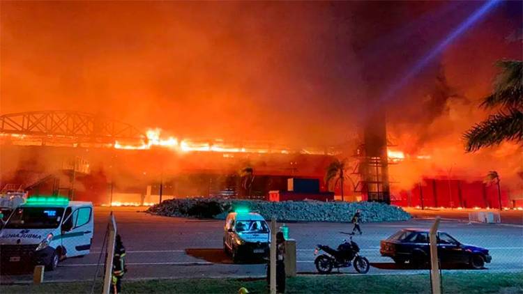SANTIAGO DEL ESTERO: INCENDIO DESTRUYÓ PARTE DEL AUTÓDROMO DE TERMAS DE RÍO HONDO