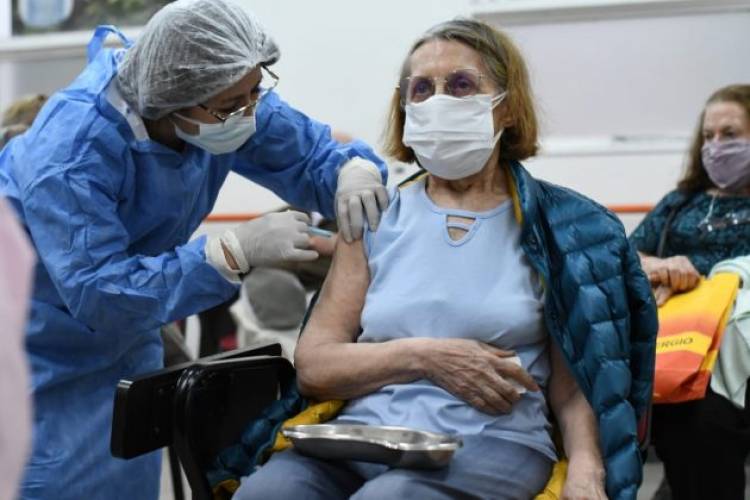 LUCHA CONTRA EL CORONAVIRUS EN SAN LUIS: ESTE LUNES COMENZARON A VACUNAR A LOS MAYORES DE 80 AÑOS