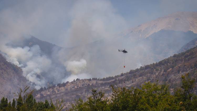 RÍO NEGRO: "HAY FOCOS DEL INCENDIO CONTENIDOS, PERO NO CONTROLADOS" EN EL BOLSÓN