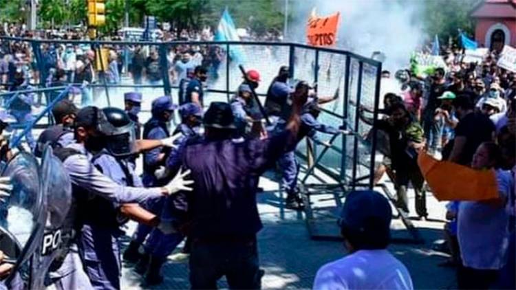 ENFRENTAMIENTOS CON LA POLICÍA EN PROTESTAS E INCIDENTES EN FORMOSA TRAS DECISIÓN OFICIAL DE VOLVER A LA FASE 1