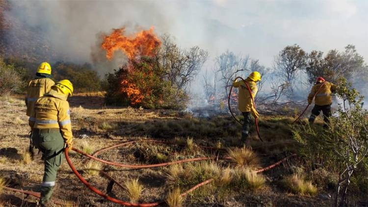 LA LLUVIA AYUDÓ Y UNOS 70 BOMBEROS VOLUNTARIOS LOGRARON CONTROLAR LOS INCENDIOS EN CHUBUT