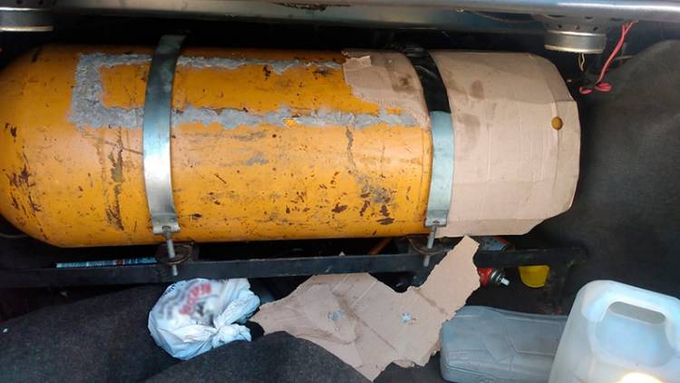 CORRIENTES: MÁS DE 11 KILOS DE MARIHUANA OCULTADOS EN EL TUBO DE GNC DEL AUTO
