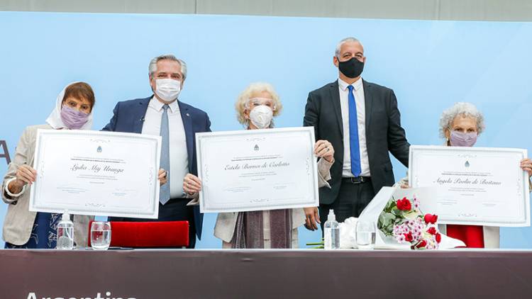 EL PRESIDENTE FERNÁNDEZ HOMENAJEÓ A LAS ABUELAS Y MADRES DE PLAZA DE MAYO