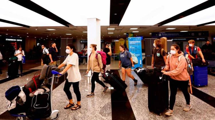 CUIDADOS ANTE LA SEGUNDA OLA DE COVID, EL GOBIERNO TAMBIÉN ANALIZA LIMITAR LOS VUELOS CON PERÚ, COLOMBIA Y ECUADOR