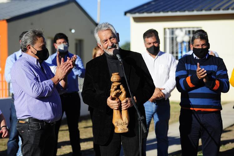 EL GOBERNADOR DE SAN LUIS ENTREGÓ VIVIENDAS EN LA LOCALIDAD DE QUINES Y PUSO EN FUNCIONES A EFECTIVOS DE LA POLICÍA CIUDADANA