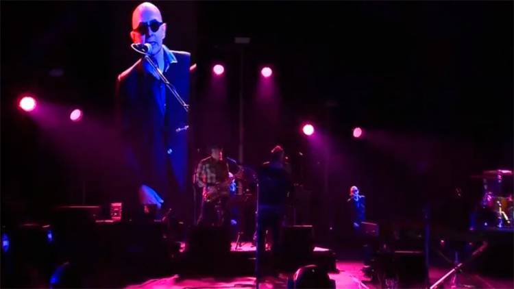 JUNTO A SU BANDA ACOMPAÑANTE, EL INDIO SOLARI SORPRENDIÓ CON DOS ESTRENOS EN MASIVO SHOW VIRTUAL