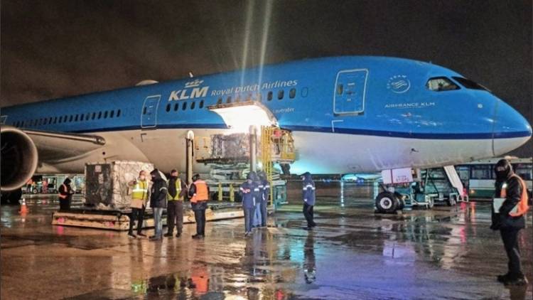 LLEGÓ A NUESTRO PAÍS UN AVIÓN CON DOSIS DE ASTRAZENECA Y PARTIÓ OTRO A BUSCAR MÁS VACUNAS A MOSCÚ