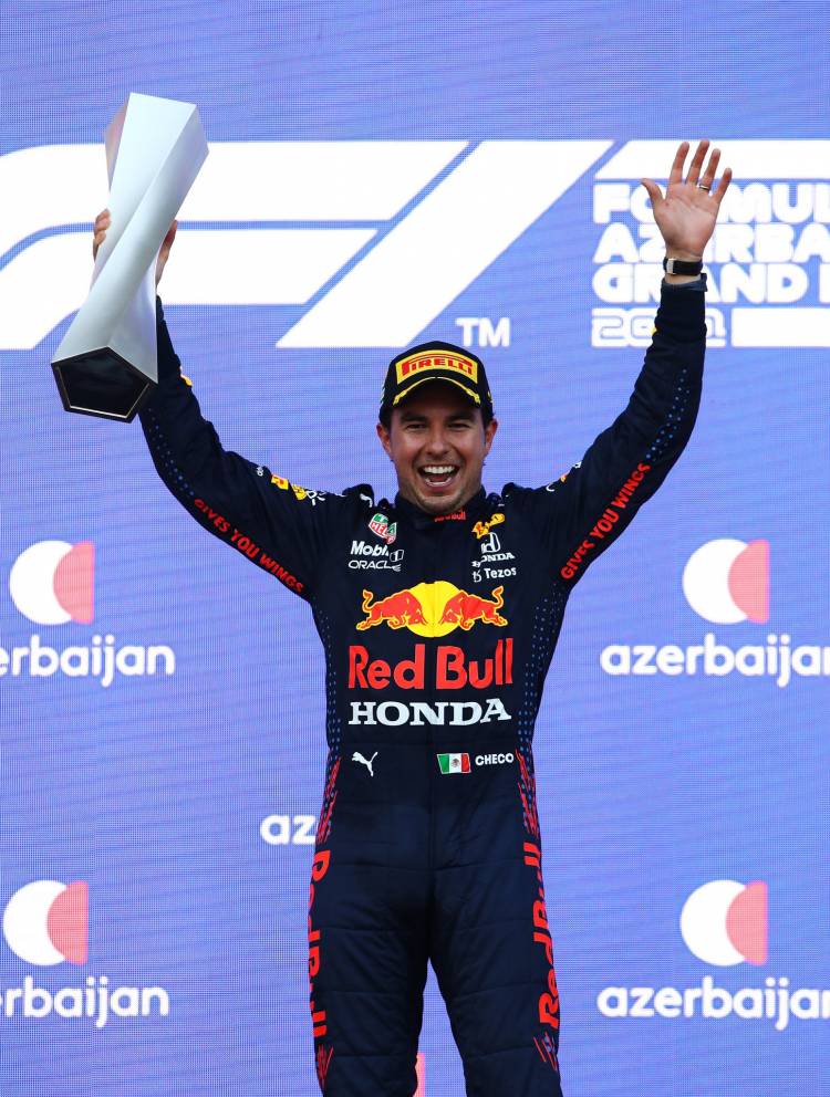 “CHECO” PÉREZ GANÓ EL GP DE AZERBAIYÁN EN UN INCREÍBLE FINAL DE LA FÓRMULA 1, TRAS EL ACCIDENTE DE VERSTAPPEN Y EL ERROR DE HAMILTON
