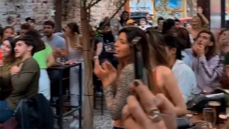 PESE A LAS RESTRICCIONES HUBO DESCONTROL EN UN BAR DE CÓRDOBA CON SHOW DE UN CUARTETERO Y "TRENCITO"