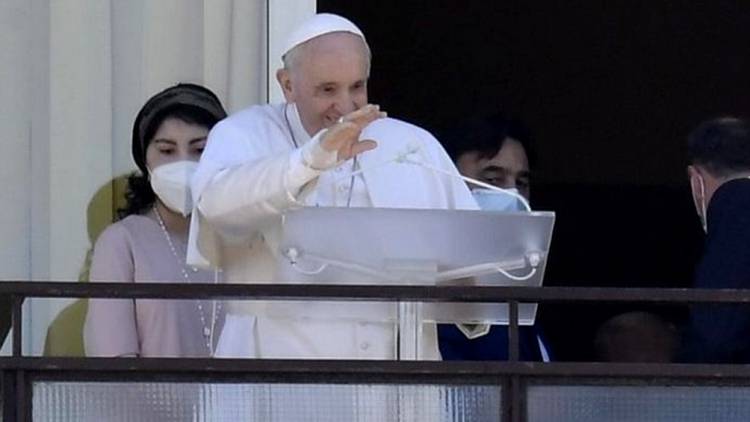 EL ÁNGELUS DESDE EL HOSPITAL: EL PAPA FRANCISCO REAPARECIÓ EN PÚBLICO TRAS LA OPERACIÓN DE COLON