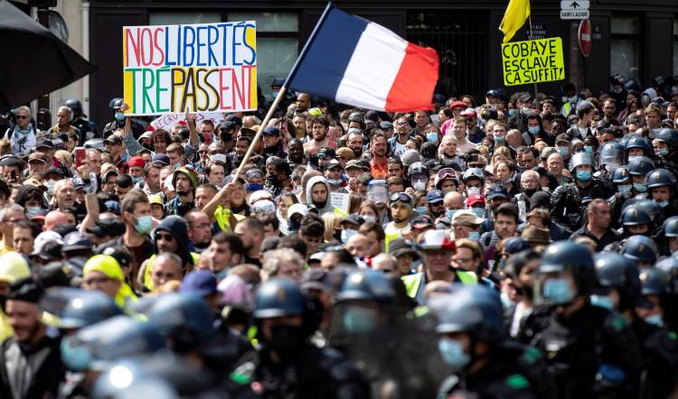 CRECE EL NÚMERO DE FRANCESES EN LAS MANIFESTACIONES QUE RECHAZAN EL PASE SANITARIO