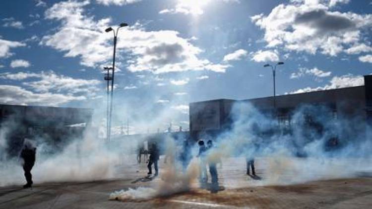 COLOMBIA: VARIOS AMBIENTALISTAS RESULTARON HERIDOS Y UN AUTOBÚS INCENDIADO TRAS UN DESALOJO DE LA ESMAD 