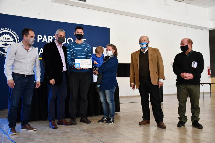 PARTIDO DE MAR CHIQUITA: EL MINISTRO FERRARESI JUNTO AL INTENDENTE JORGE PAREDI ENTREGARON CRÉDITOS PROCREAR A FAMILIAS DEL LUGAR