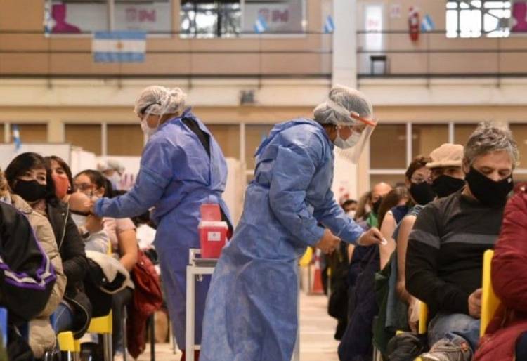 LA MITAD DE LA POBLACIÓN ARGENTINA COMPLETÓ EL ESQUEMA DE VACUNACIÓN CONTRA EL COVID-19