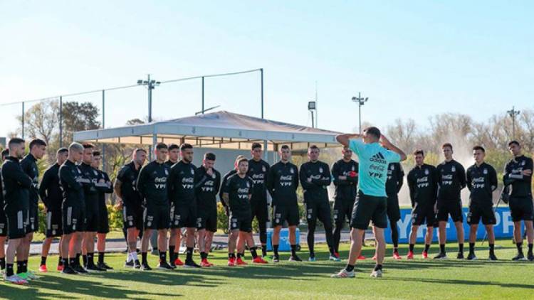 SCALONI ARMA EL EQUIPO ANTE PARAGUAY, EN LA PRIMERA PRÁCTICA DE LA SELECCIÓN ARGENTINA COMPLETA