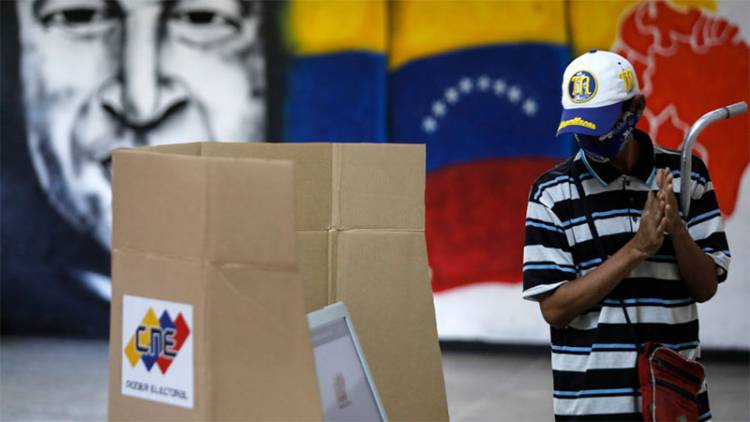 ELECCIONES: VENEZOLANOS CONCURREN A VOTAR PARA ELEGIR GOBERNADORES Y ALCALDES