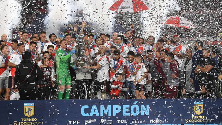 RIVER CAMPEÓN DE LA LIGA PROFESIONAL DE FÚTBOL, GOLEÓ A RACING ANTE SU GENTE Y FESTEJÓ