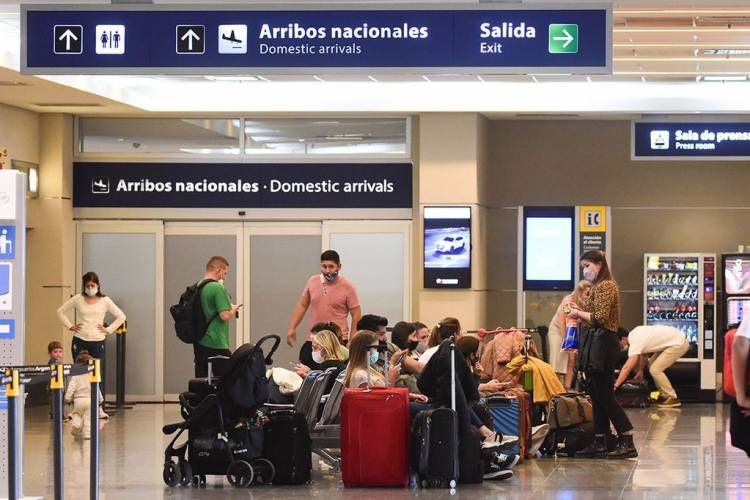 MÁS VACUNACIÓN Y PASE SANITARIO, LA ESTRATEGIA QUE IMPLEMENTARÁ ARGENTINA ANTE LA AMENAZA DE LA VARIANTE ÓMICRON
