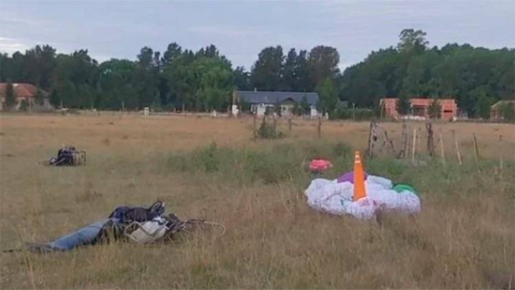 INSÓLITO ACCIDENTE EN ZONA DE LA PLATA: CHOCARON DOS PARAPENTES Y MURIÓ UNO DE LOS TRIPULANTES