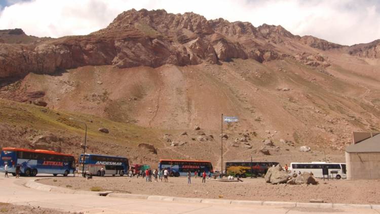 TRAS CASI DOS AÑOS DE CIERRE ABRIERON EL PASO INTERNACIONAL DEL COMPLEJO LOS LIBERTADORES QUE UNE A CHILE CON MENDOZA