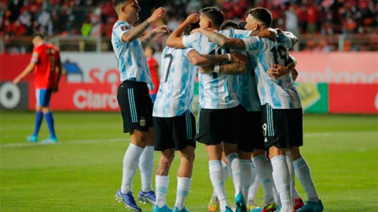 FÚTBOL: EN LA ALTURA DE CALAMA ARGENTINA SE HIZO FUERTE, VENCIÓ A CHILE Y LE COMPLICÓ LA CLASIFICACIÓN A QATAR