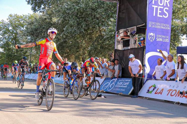 CICLISMO: NICOLÁS TIVANI GANÓ LA SEGUNDA ETAPA DE LA “II VUELTA DEL PORVENIR” EN LA TOMA, MAURICIO QUIROGA SIGUE LIDERANDO LA GENERAL