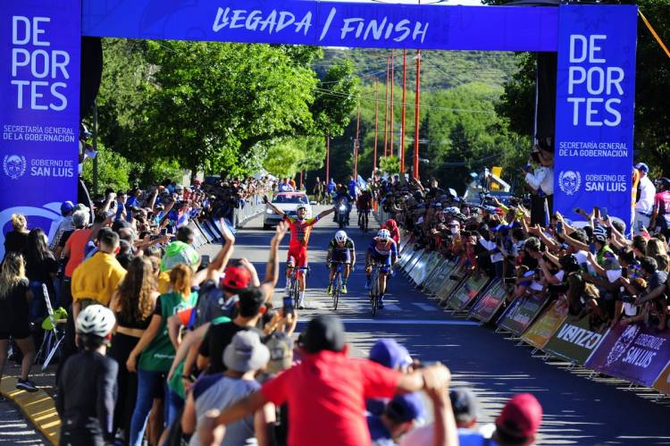 NICOLÁS TIVANI SE QUEDÓ CON LA ETAPA REINA DE LA “II VUELTA DEL PORVENIR” Y MANDA EN LA GENERAL Y MAURICIO QUIROGA QUE FUE SEGUNDO