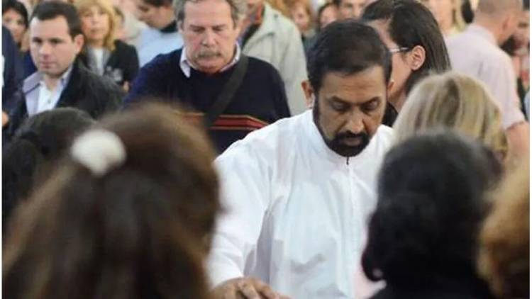 ACUSAN A UNA MUJER SANTAFESINA POR ESTAFADORA, COBRABA $180 MIL POR TURNOS PARA EL PADRE IGNACIO